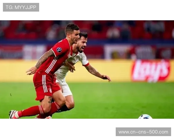 终场哨响，打入制胜球的巴黎后卫门德斯与队友相拥庆祝